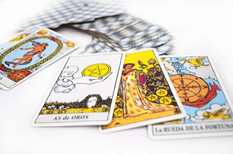 Odkrivanje skrivnosti življenja s pomočjo vedeževanja s tarot kartami