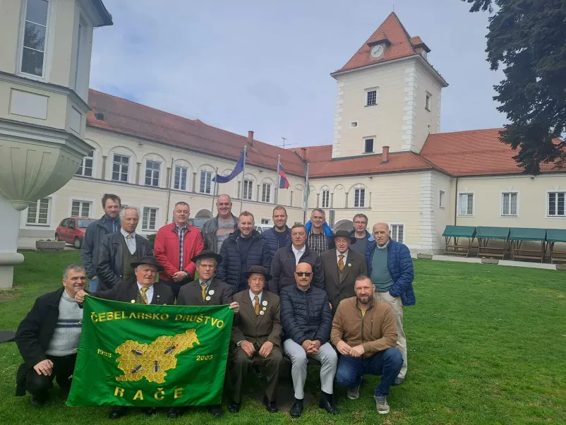 Čebelar drži satje s čebelami na prostem Ohranjanje in promocija čebelarstva Rače, Štajerska