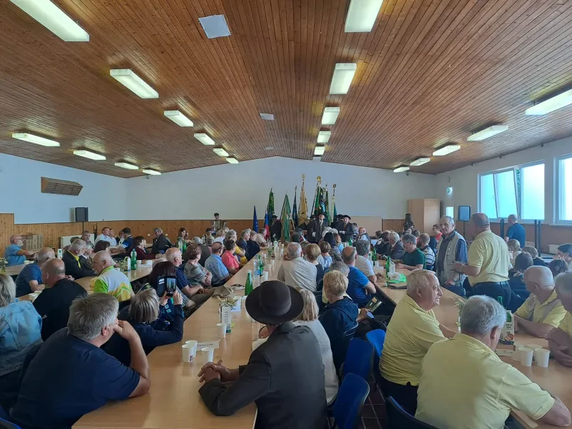 Čebelar v zaščitni opremi pri panju Ohranjanje in promocija čebelarstva Štajerska