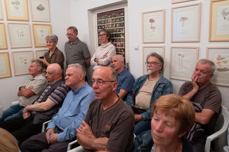 Spominski večer in druženje Udeleženci spominskega večera poslušajo predavatelja, delijo si izkušnje o ohranjanju kulturne, tehniške, naravne in zgodovinske dediščine Idrije.