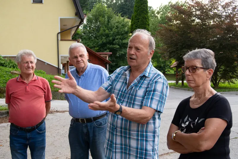 Obiskovalci na razstavi v muzeju Skupina obiskovalcev, odraslih in otrok, si ogleduje razstavljene eksponate v muzeju med vodenim ogledom.