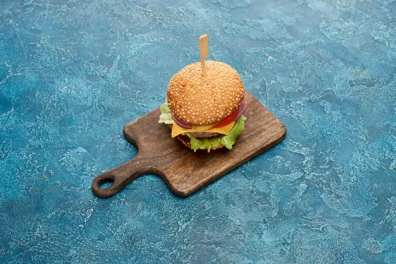Dobra okrepčevalnica na Vojniku ponuja hamburgerje in drugo slastno hitro hrano.
