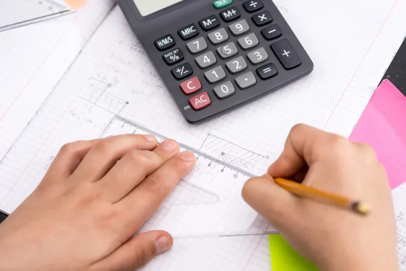 Inštrukcije iz matematike in fizike, ki jih potrebuje študent na fakulteti za razumevanje snovi.