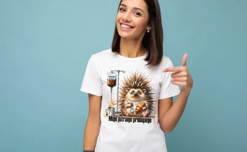 Potiskana majica z unikatnim motivom prikazuje možnost izdelave personaliziranih oblačil po želji naročnika.