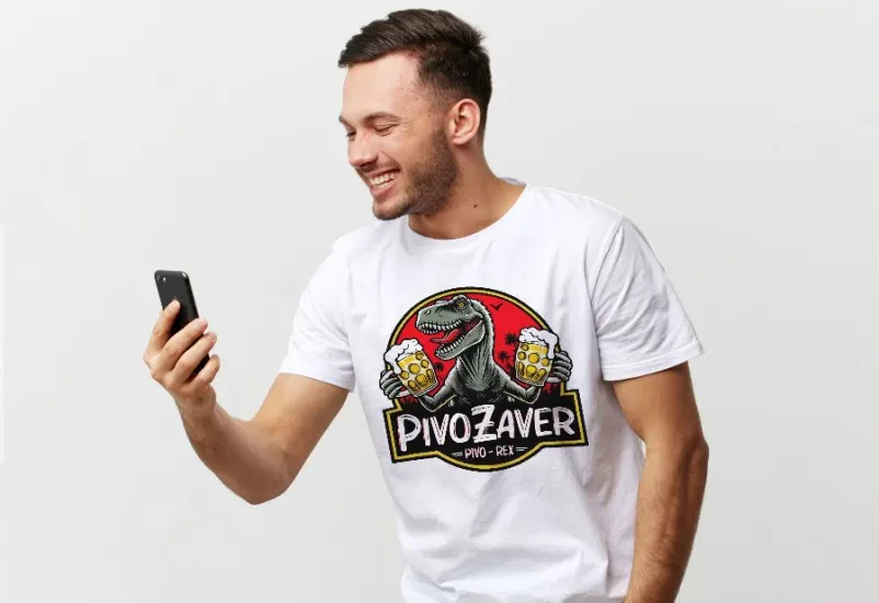 Majica z izbranim napisom in grafičnim motivom je izdelana s personaliziranim tiskom po naročilu.