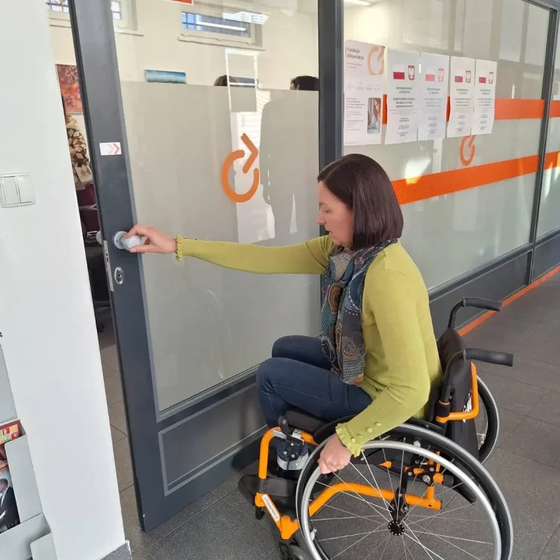 Udeleženka poklicne rehabilitacije invalidov v prostorih podjetja v Ljubljani.
