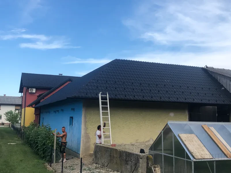 Strokovno popravilo strehe, ki je bila na Podravskem poškodovana v toči.