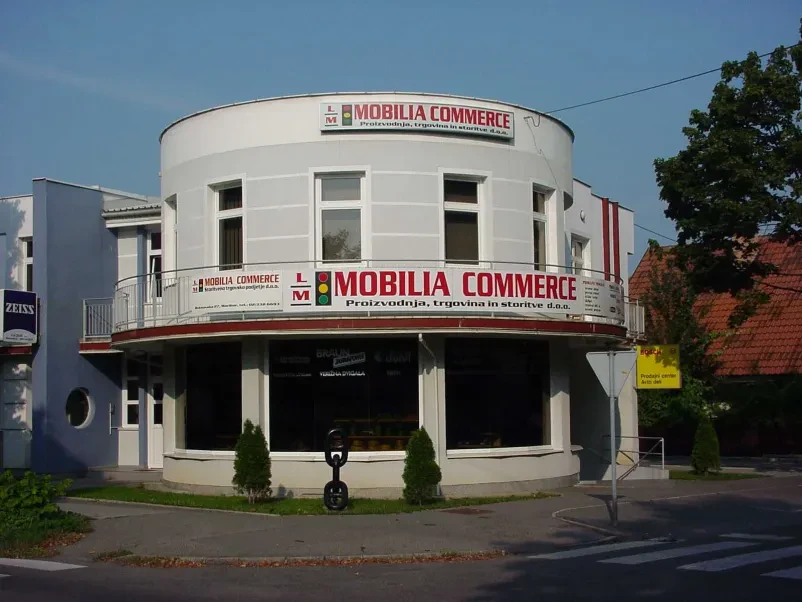 Poslopje prostorov podjetja LM MOBILIA COMMERCE d.o.o., ki se ukvarja s prodajo dvižnih pasov.
