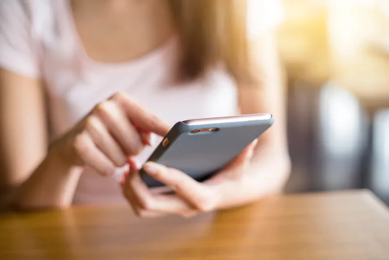 Nov mobilni telefon, ki ga je ženska kupila v prodajalni v Murski Soboti.