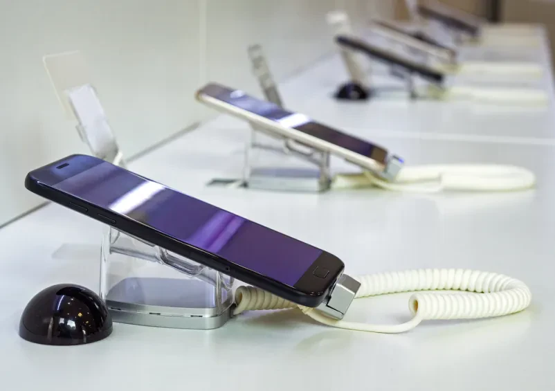 Novi mobilni telefoni, ki so v vrsti razstavljeni v trgovini z mobilnimi telefoni v Murski Soboti.