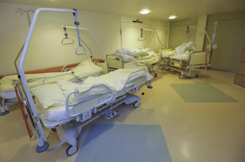 Električna negovalna postelja z nastavljivim ležiščem je pripravljena za uporabo pri negi uporabnika.