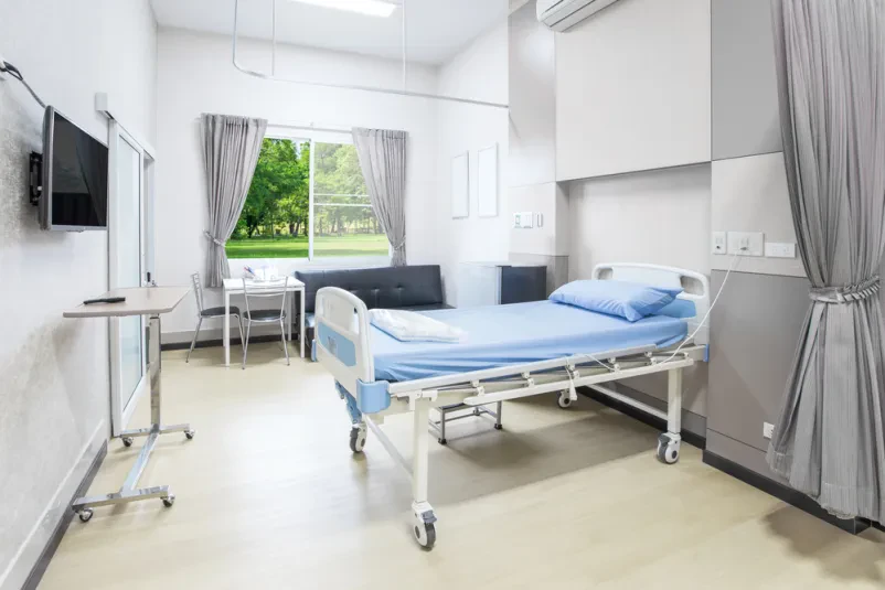 Sodobna električna negovalna postelja omogoča prilagajanje višine in položaja ležišča.