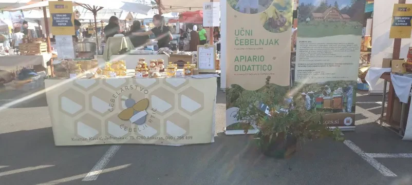 Stojnica čebelarskega združenja v Kopru, na kateri člani obiskovalcem predstavljajo istrski med.