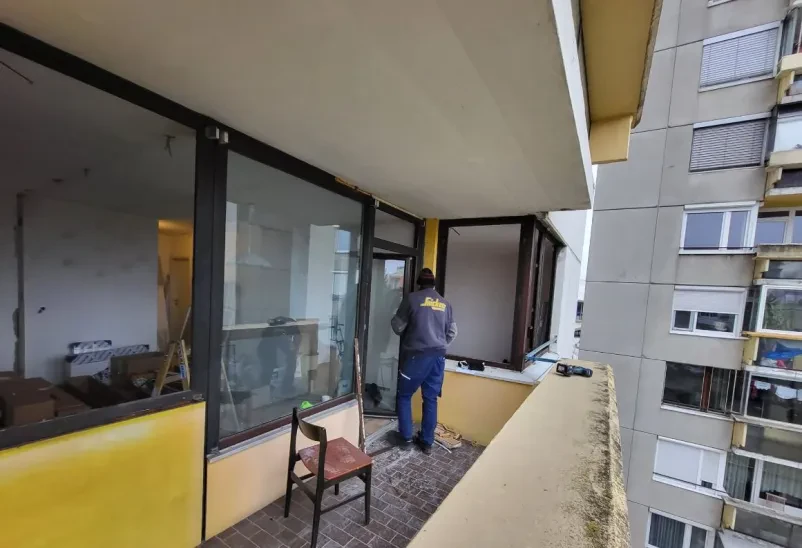 Velika panoramska okna, ki jih vgrajuje ekipa podjetja, ki povezujejo notranji bivalni prostor z okolico.