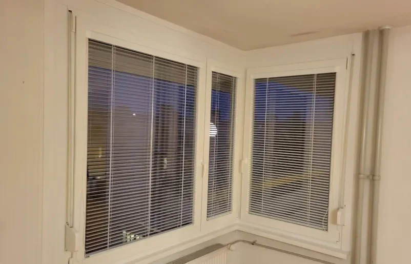 Sodobna PVC okna z velikimi steklenimi površinami so vgrajena v stanovanjski objekt.