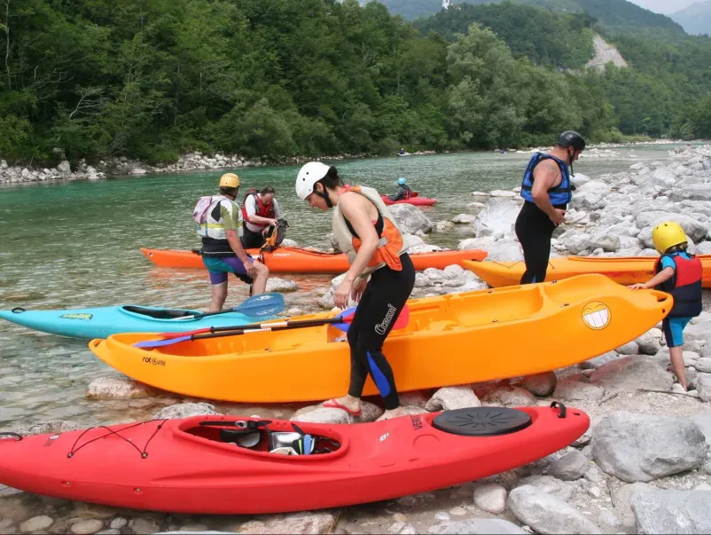 Aktivne počitnice z raftingom, kanuji, jadralnim padalstvom in kajaki Kobarid