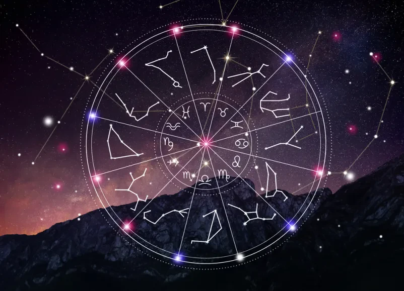 Astrološka karta na nočnem nebu z zvezdami, obarvanimi v vijolično barvo.