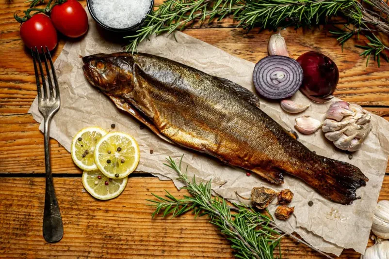 Pečena riba na leseni deski