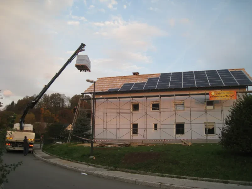Sanacija večstanovanjske stavbe, menjava strešne kritine in postavljanje sončne elektrarne na streho.