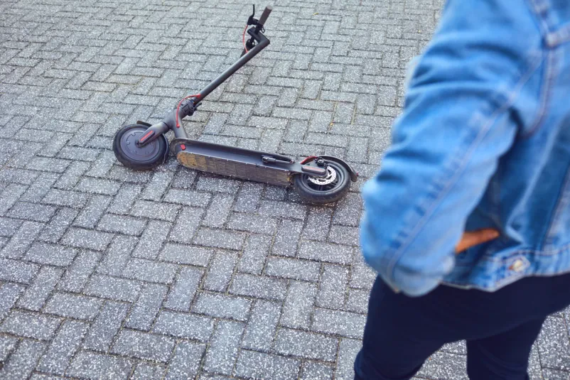 Prevrnjen električni skiro na tleh