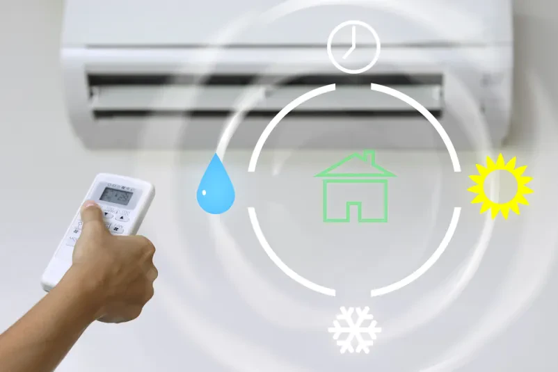 Serviser pregleduje in pritrjuje ventilator na zunanji enoti klimatske naprave. Kvaliteten servis klimatskih naprav v Ljubljani zagotavlja njeno učinkovitost.