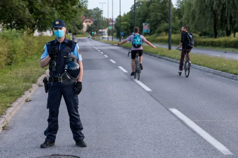 Policija na ulici sredi belega dne