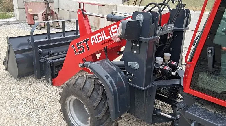 Kmetijski traktor je pripravljen za prodajo na urejenem prodajnem prostoru v Sloveniji.