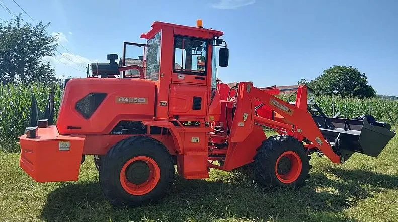 Pogled na traktor, namenjen različnim kmetijskim opravilom na kmetijskih zemljiščih v Sloveniji.