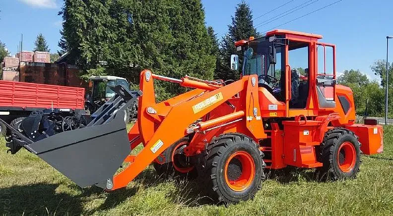 Kmetijski traktor stoji na dvorišču specializiranega ponudnika kmetijske mehanizacije.