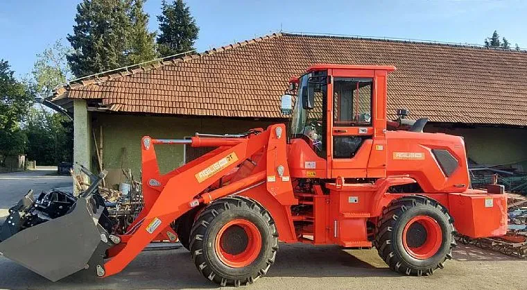 Traktor je parkiran na prodajnem prostoru podjetja za prodajo in servis kmetijske mehanizacije v Sloveniji.