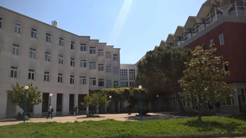 Stavba srednje šole v Izoli, kjer poteka več različnih programov izobraževanja za dijake.