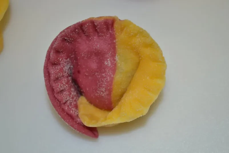 Izdelek pri kuhanju, polnjene testenine, ki jih je pripravil dijak na programu gastronomije v Izoli.