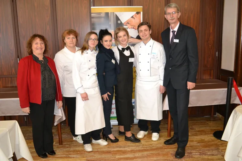 Sodelujoči učitelji in dijaki s srednje šole v Izoli na tekmovanju iz gastronomije.