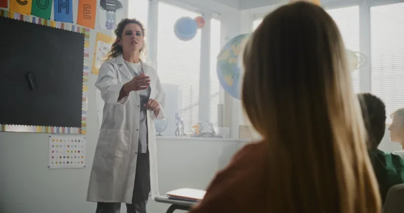 Doktorica profesorica sprašuje dijakinjo v razredu