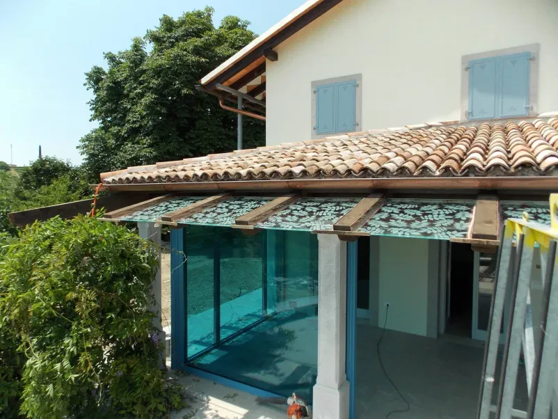 Steklena notranja vrata in stene Goriška, Slovenija