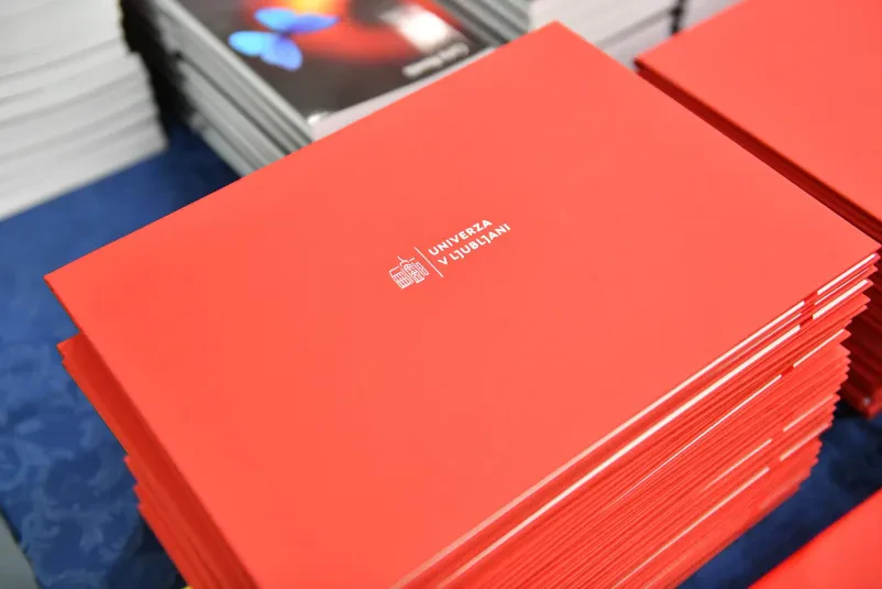 Rdeča diploma, ki so jo podelili študentom na programu matematike na FMF v Ljubljani.
