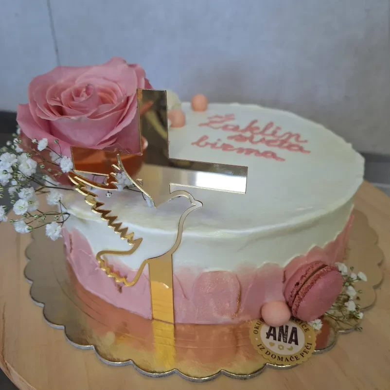 Torta v beli in roza barvi, ki je bila po naročilu izdelana za sveto birmo otroka in praznovanje na Goriškem.