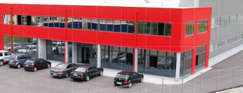 Trgovina v rdeči stavbi