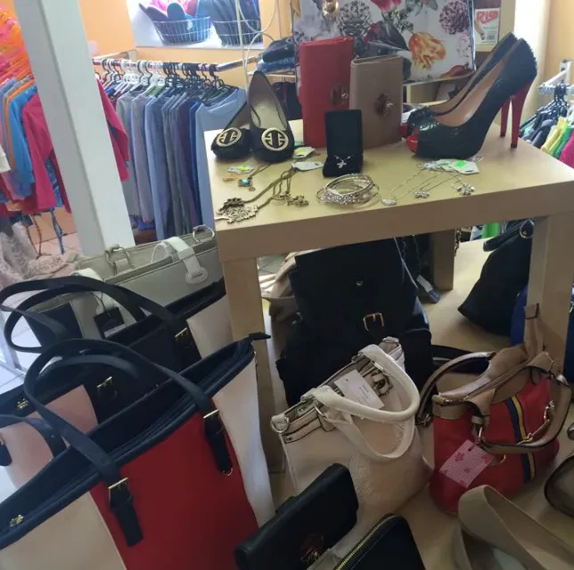 Trgovina z oblačili in igračami Hoče