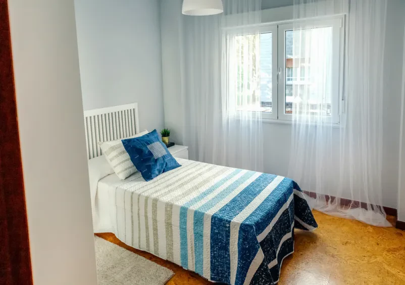 Ugoden najem apartmaja za več oseb Jesenice, Gorenjskalesena koča stoji na zeleni gorski obronki, obdani z bujnim rastlinjem in majhnim potokom, ki se spušča v slap.