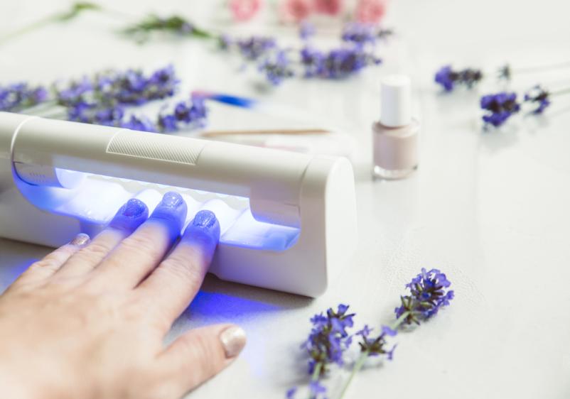 Manikura z UV ali LED lučko v Sloveniji