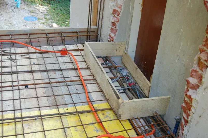 Mreža za polaganje betona v okolici hiše v okviru del za urejanje dvorišča.