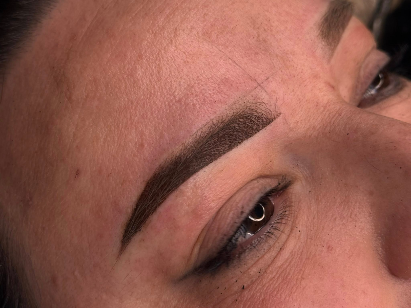 Urejanje obrvi v salonu Maribor