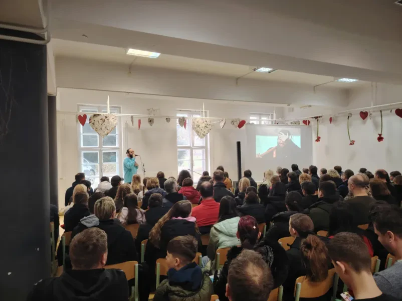 Srednja biotehniška šola, na kateri so v dvorani zbrani dijaki s programa veterinarski tehnik.