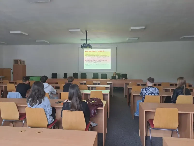 Učilnica na srednji šoli, v kateri se dijaki učijo o veterinarski stroki.