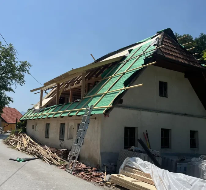 Delavec sanira streho in menja opečne plošče Kleparstvo Osrednja Slovenija