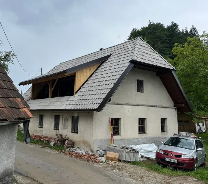 Profesionalec popravlja kovinsko kritino Višinska dela Osrednja Slovenija