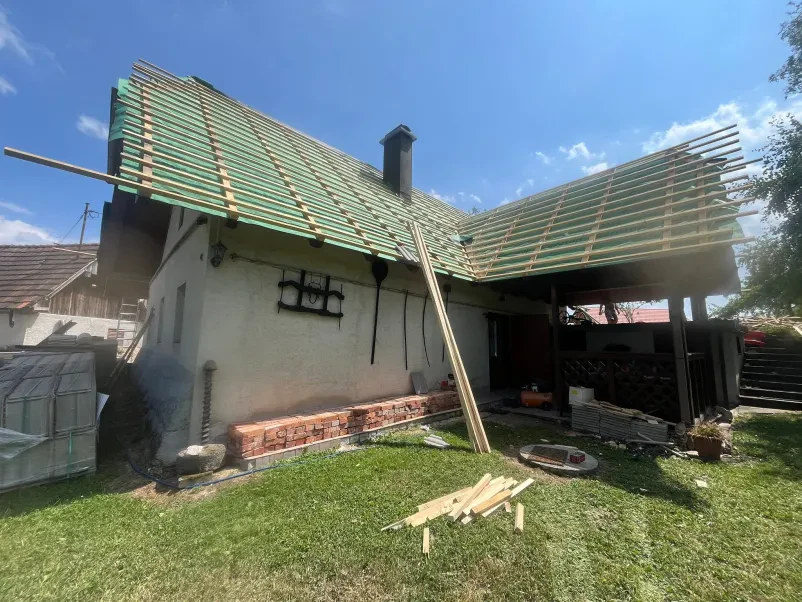 Izkušen tesar in krovec pri delu na strehi Višinska dela, krovstvo, tesarstvo in kleparstvo Osrednja Slovenija