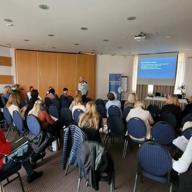 Skupina študentov posluša predavanje v predavalnici na visoki šoli za finance in računovodstvo v Ljubljani.