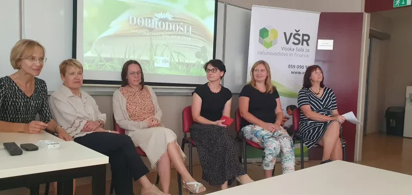 Dogodek na katerem so zbrani predavatelji in gostje visoke šole za finance in računovodstvo v Ljubljani.
